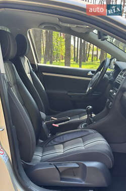Універсал Volkswagen Golf 2012 в 
