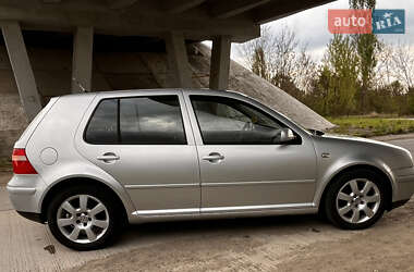 Хэтчбек Volkswagen Golf 2003 в 