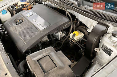 Хэтчбек Volkswagen Golf 2003 в 