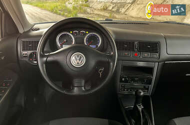 Хэтчбек Volkswagen Golf 2003 в 