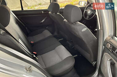 Хэтчбек Volkswagen Golf 2003 в 