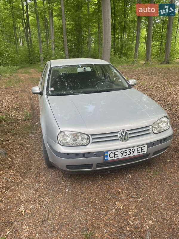 Хетчбек Volkswagen Golf 2000 в 