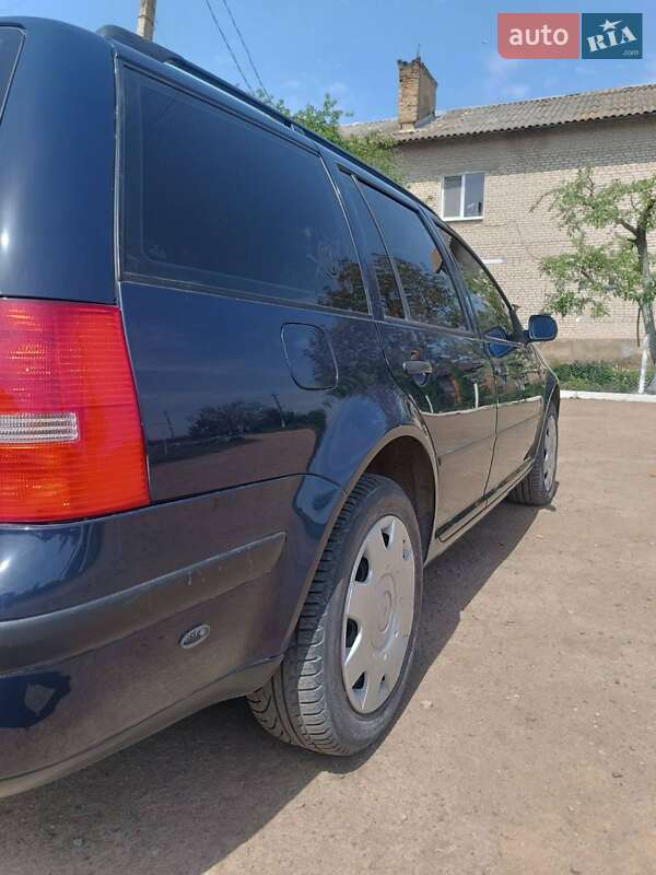 Універсал Volkswagen Golf 2000 в Новодністровську