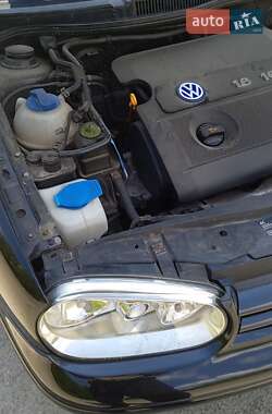 Хетчбек Volkswagen Golf 2003 в 