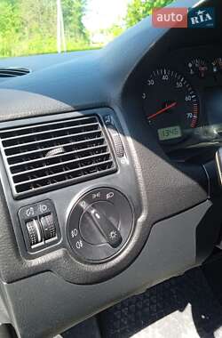 Хетчбек Volkswagen Golf 2003 в 