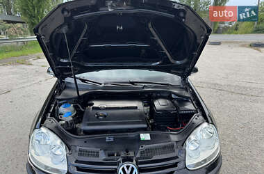 Хетчбек Volkswagen Golf 2005 в 