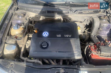 Хетчбек Volkswagen Golf 2000 в 