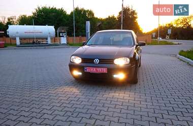 Хетчбек Volkswagen Golf 2003 в 