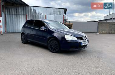 Хэтчбек Volkswagen Golf 2005 в Сарнах