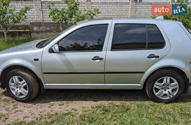 Хэтчбек Volkswagen Golf 2002 в 