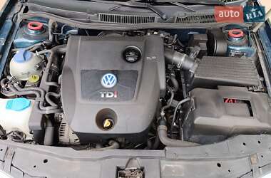 Хетчбек Volkswagen Golf 2002 в 