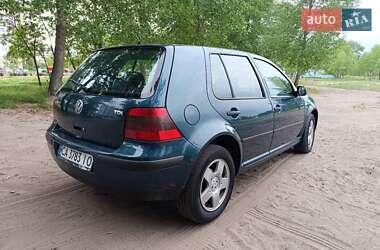 Хетчбек Volkswagen Golf 2002 в 
