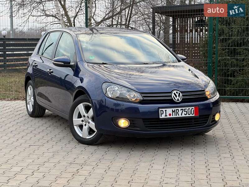 Хэтчбек Volkswagen Golf 2010 в 
