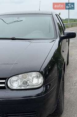Хэтчбек Volkswagen Golf 2003 в 