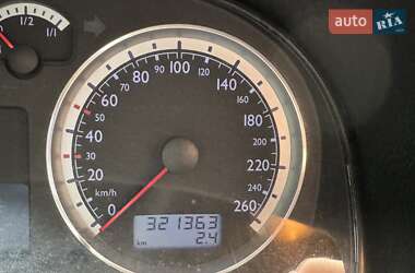 Хэтчбек Volkswagen Golf 2003 в 