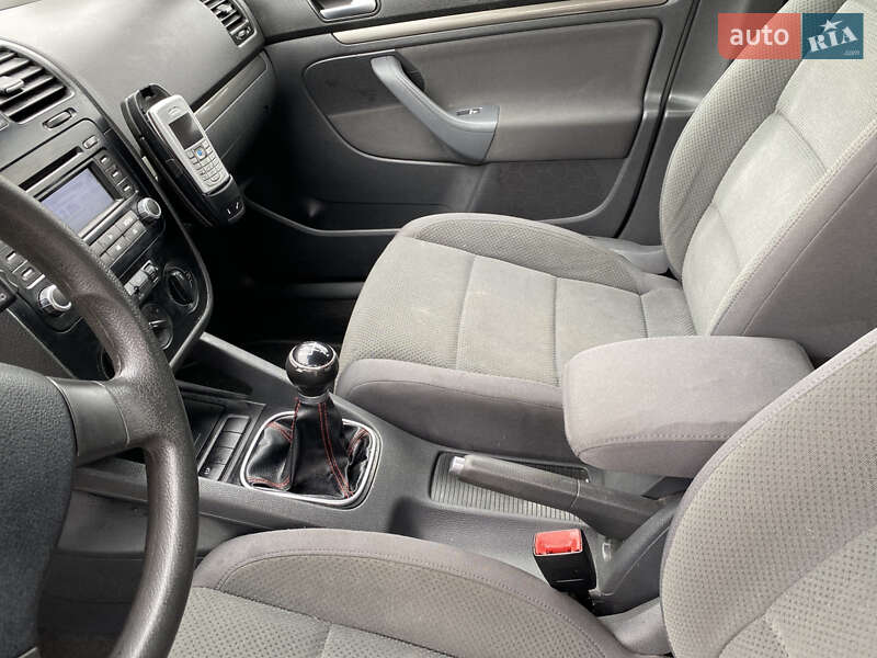 Хэтчбек Volkswagen Golf 2005 в Луцке