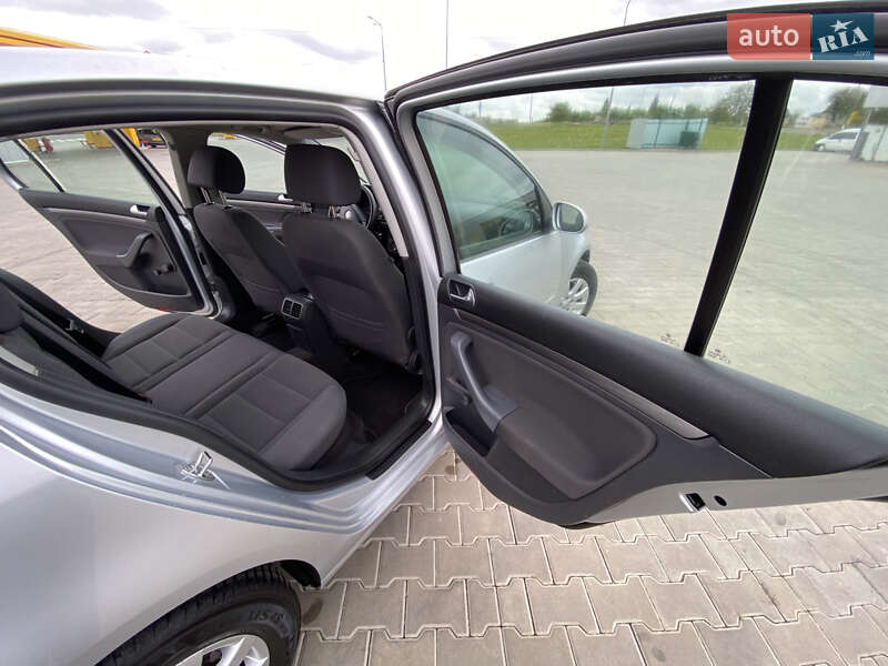 Хэтчбек Volkswagen Golf 2005 в Луцке