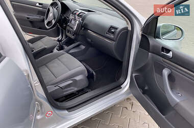 Хетчбек Volkswagen Golf 2005 в 