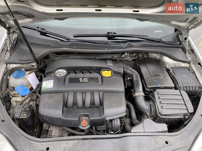 Хэтчбек Volkswagen Golf 2005 в Луцке