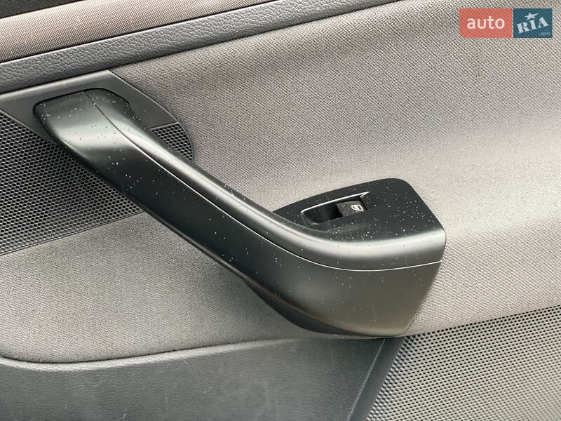 Хэтчбек Volkswagen Golf 2004 в Одессе