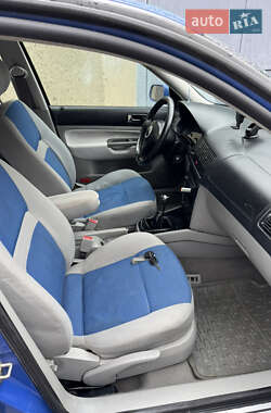 Хэтчбек Volkswagen Golf 2000 в 