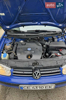 Хэтчбек Volkswagen Golf 2000 в 