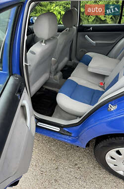 Хэтчбек Volkswagen Golf 2000 в 