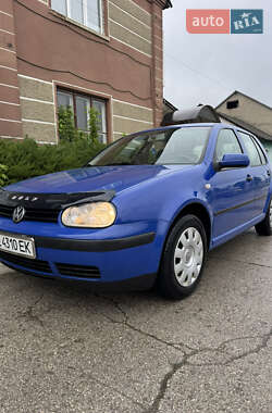Хэтчбек Volkswagen Golf 2000 в 