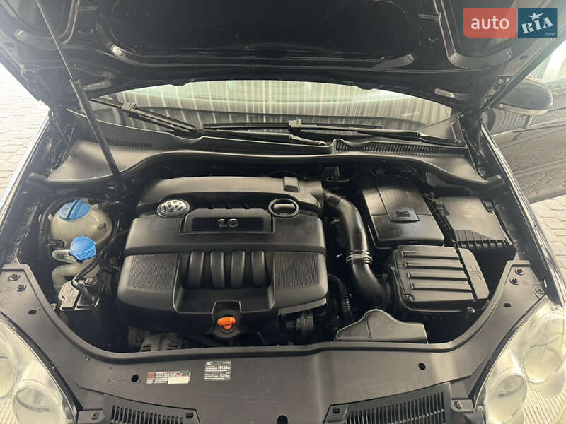 Хетчбек Volkswagen Golf 2006 в Чернівцях