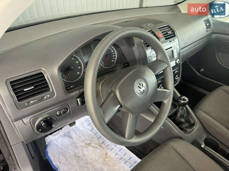 Хетчбек Volkswagen Golf 2006 в Чернівцях