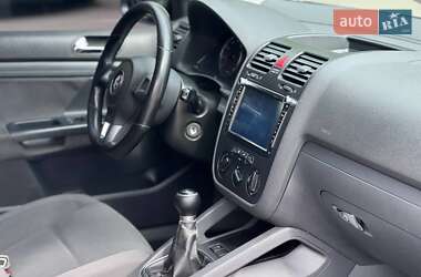 Хэтчбек Volkswagen Golf 2005 в 
