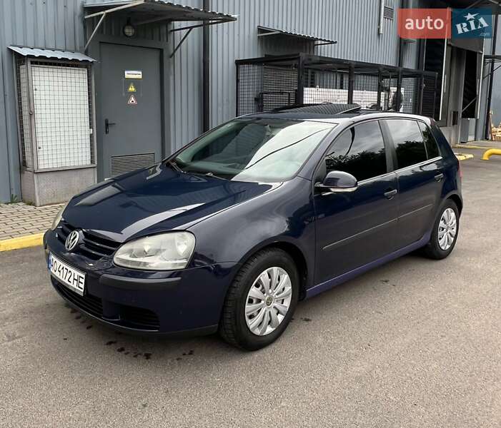 Хэтчбек Volkswagen Golf 2004 в Ужгороде