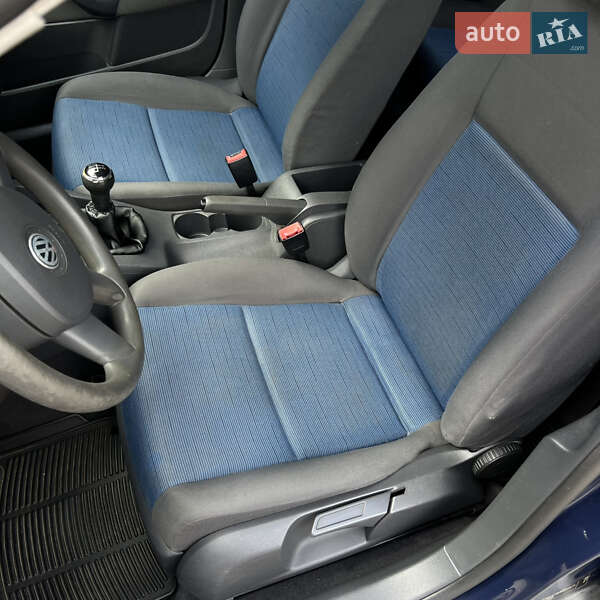 Хэтчбек Volkswagen Golf 2004 в Ужгороде