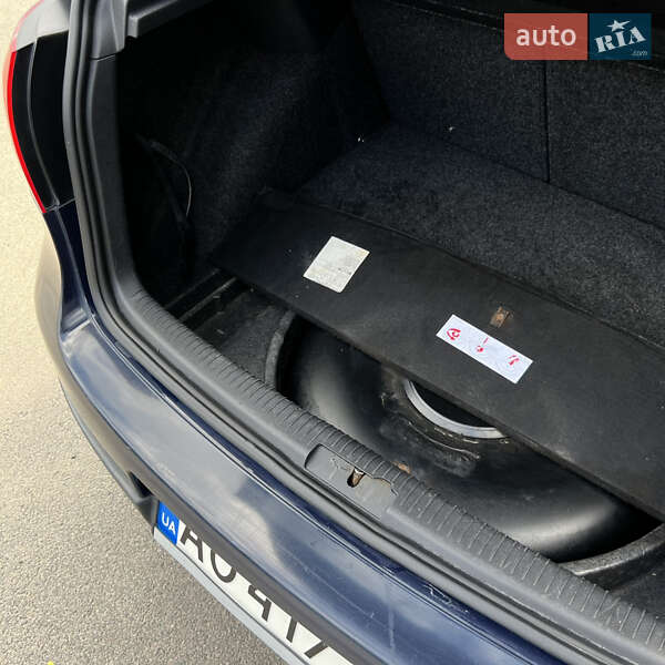 Хэтчбек Volkswagen Golf 2004 в Ужгороде