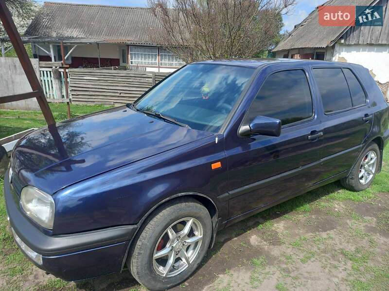 Хэтчбек Volkswagen Golf 1993 в Романове