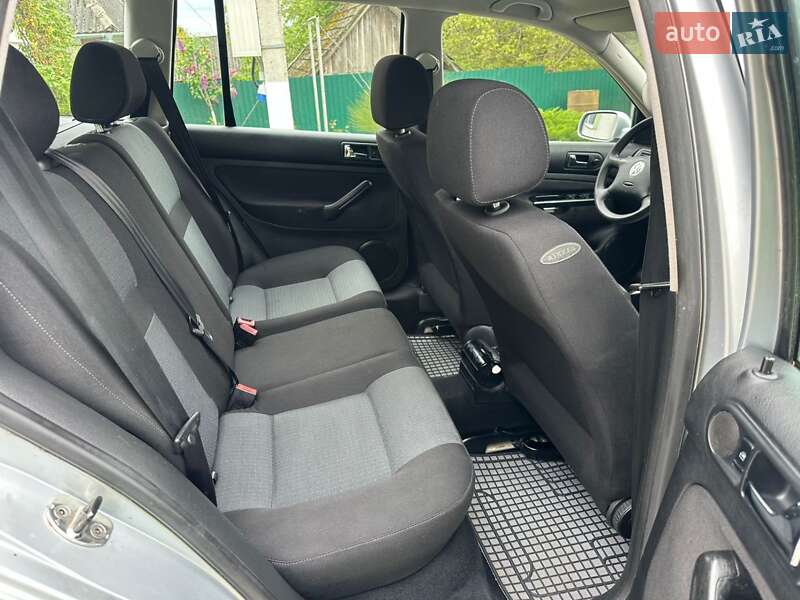 Универсал Volkswagen Golf 2003 в Бучаче