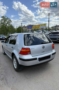 Хэтчбек Volkswagen Golf 2003 в 