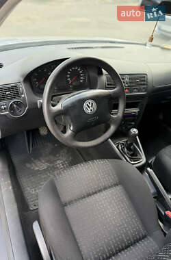 Хэтчбек Volkswagen Golf 2003 в 