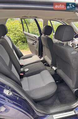 Хетчбек Volkswagen Golf 2003 в 