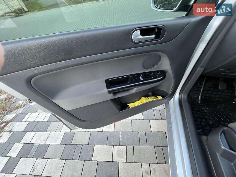 Хетчбек Volkswagen Golf 2005 в Хмельницькому