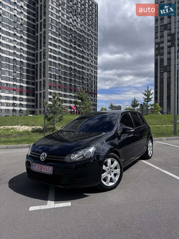 Хетчбек Volkswagen Golf 2010 в 