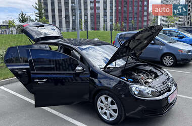 Хетчбек Volkswagen Golf 2010 в 