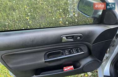 Хетчбек Volkswagen Golf 2001 в 