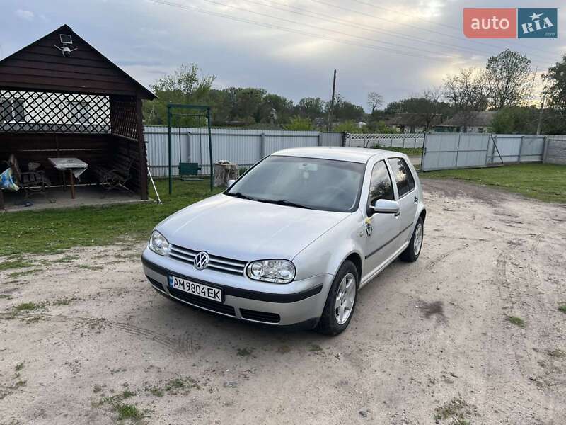 Хетчбек Volkswagen Golf 2001 в 
