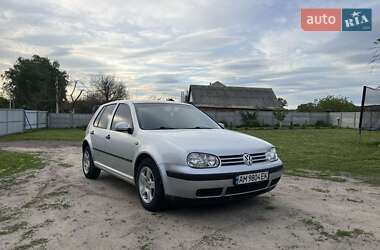 Хетчбек Volkswagen Golf 2001 в 