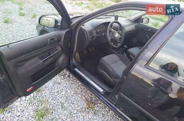 Хэтчбек Volkswagen Golf 2003 в 