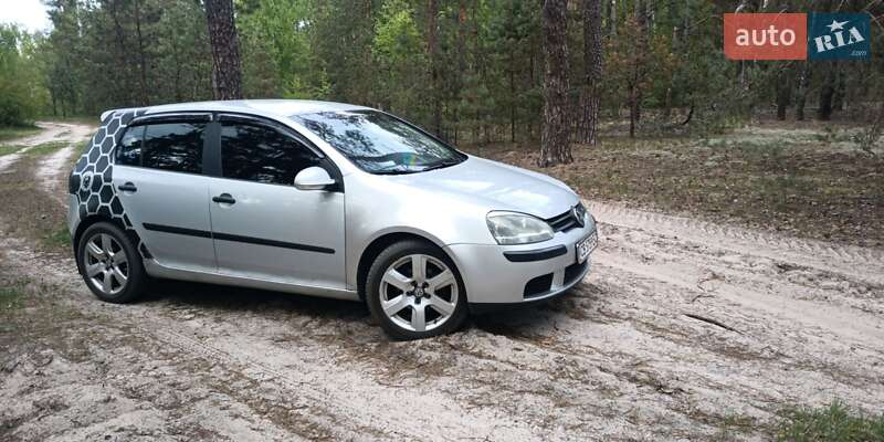 Хетчбек Volkswagen Golf 2003 в Сновську