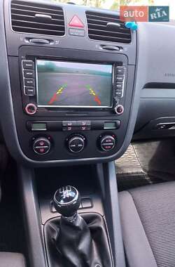 Хэтчбек Volkswagen Golf 2005 в 