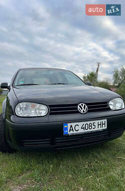 Хэтчбек Volkswagen Golf 2001 в 