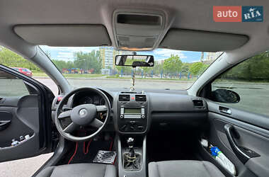 Хетчбек Volkswagen Golf 2005 в 